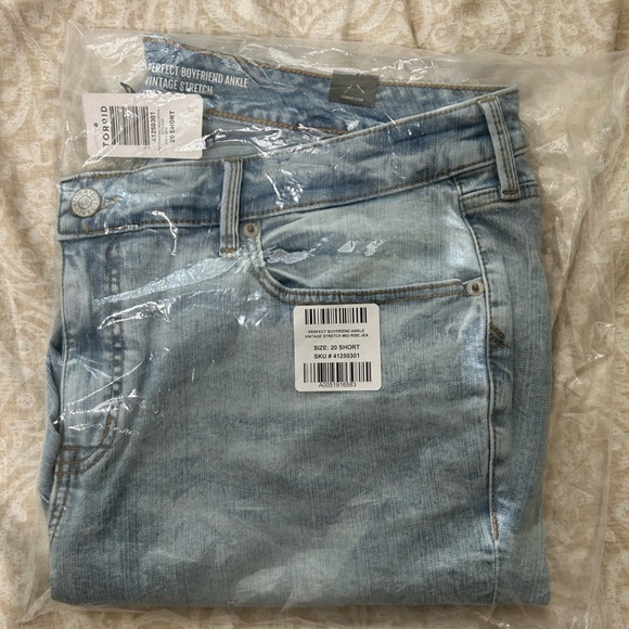 Torrid Perfect Boyfriend Vintage Stretch MidRise
Jean Wits End (Light Wash)- 20S - Picture 4 of 4